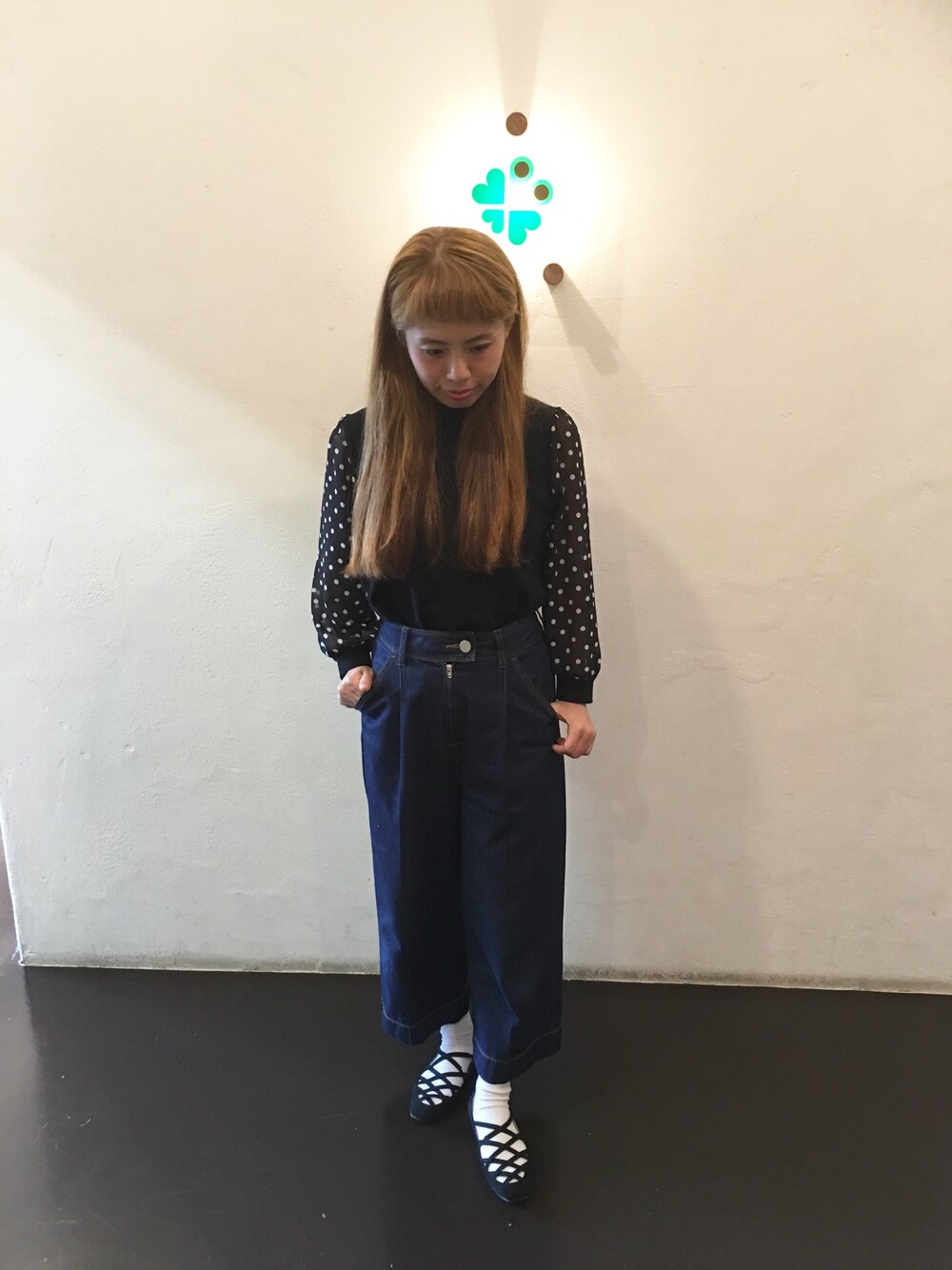 「秋のコーデ、モノトーン、ロングヘア、ドット」｜「CAROLINA GLASERのCAROLINA GLASER / ドットシフォン袖 プルオーバー（その他トップス、ブラック系）」を使った、くみこさん（レディース・150cm）の秋コーディネートの1枚目の写真
