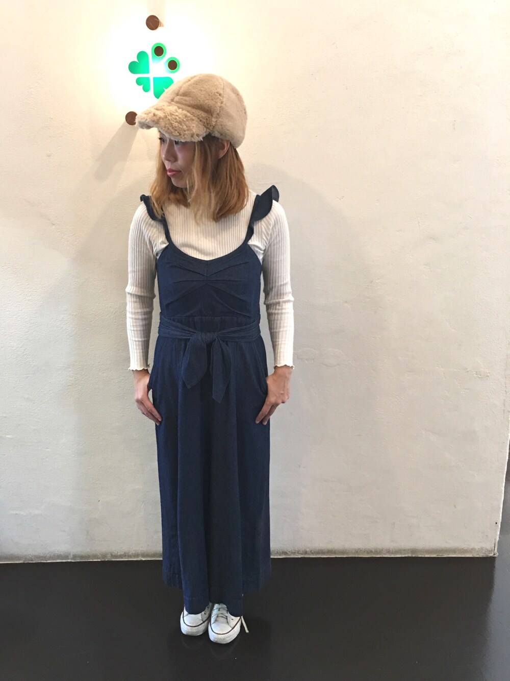 「ファー小物、ファーキャップ、キャップ、ファー、オールインワン、リボン、冬、コンバース」｜「E hyphen world galleryのファーキャップ（キャップ、ベージュ系）」を使った、くみこさん（レディース・150cm）の冬コーディネートの1枚目の写真