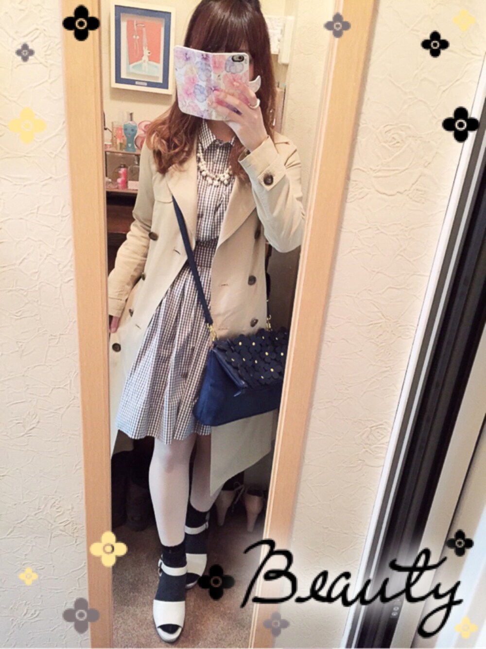 ベージュ系のトレンチコート、グレー系のワンピース、ホワイト系のシューズを着用したレディースの春コーディネートの1枚目の写真