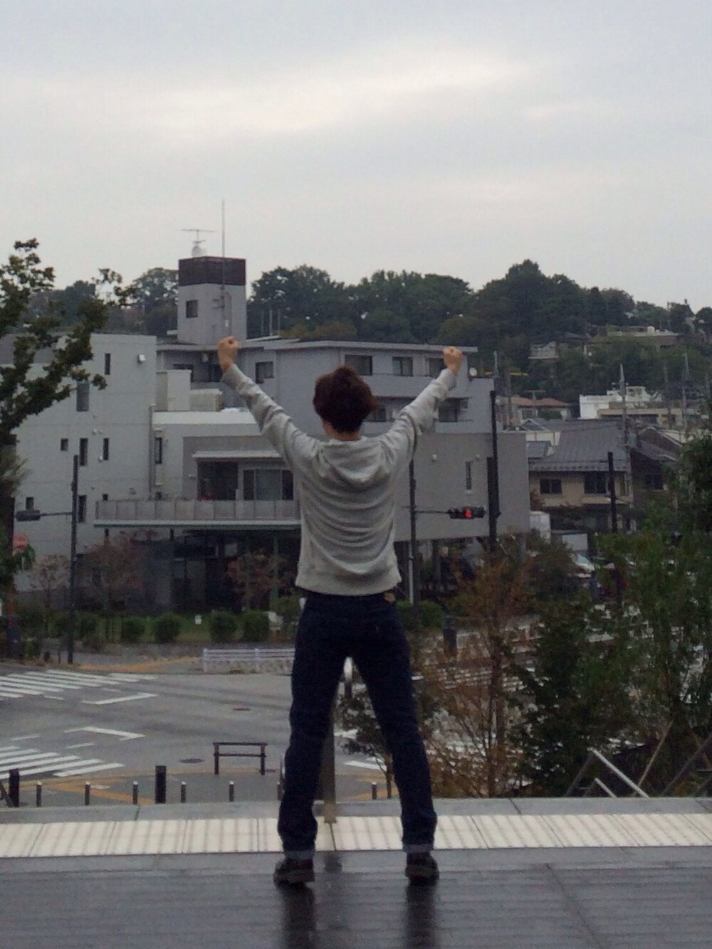 「映画、ロッキー」｜「Championのパーカー（パーカー、グレー系）」を使った、浮間舟渡さん（メンズ・174cm）の秋コーディネートの1枚目の写真