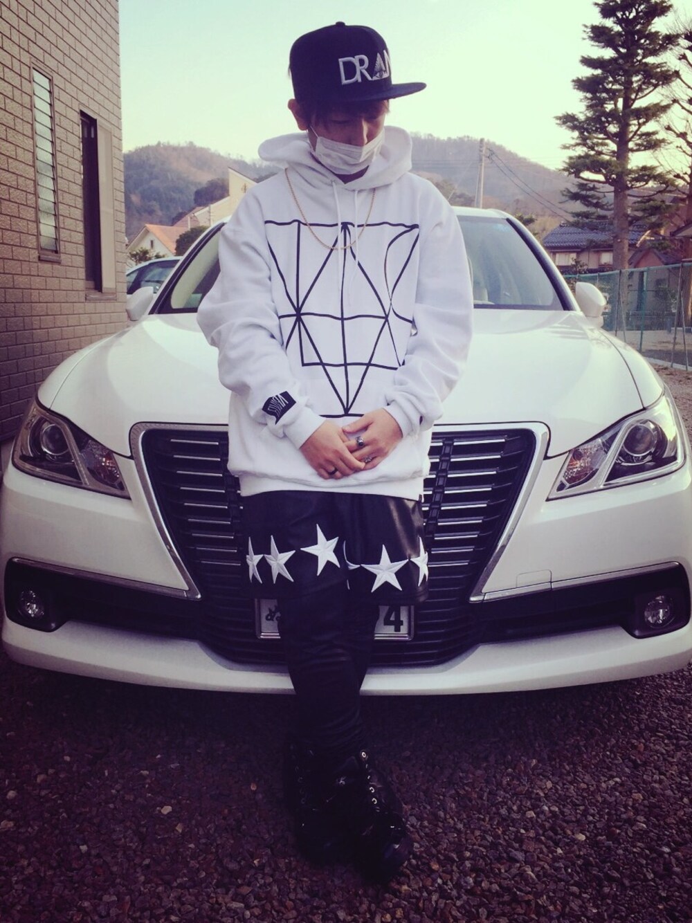 ホワイト系のパーカー、ブラック系のその他パンツ、ブラック系のスニーカーを着用したメンズの春コーディネートの1枚目の写真