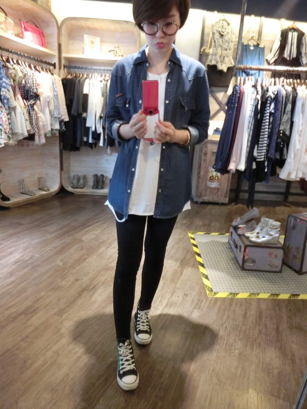 「CONVERSE ALL STARのアイテム（スニーカー、ブラック系）」を使った、Zoey Weiさん（レディース・158cm）の冬コーディネートの1枚目の写真