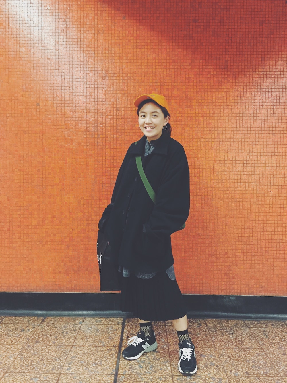 「hk、vintage、New Balance、black、stussy、MRT、NEW BALANCE 990」｜「STUSSYのアイテム（キャップ、オレンジ系）」を使った、pennnnnyさん（レディース・160cm）の冬コーディネートの1枚目の写真