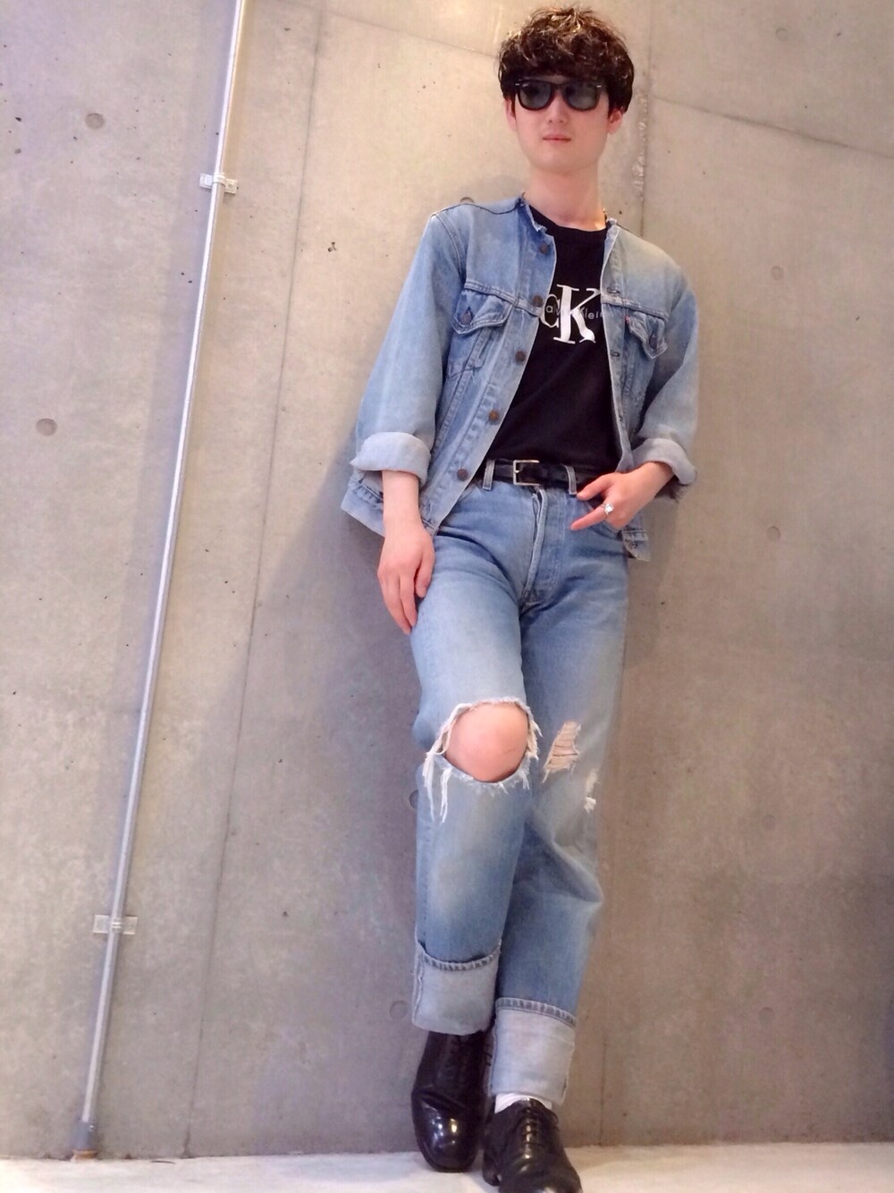 「デニム、デニムオンデニム、サングラス」｜「ckのアイテム（Tシャツ/カットソー、ブラック系）」を使った、中村雄樹さん（メンズ・173cm）の夏コーディネートの1枚目の写真