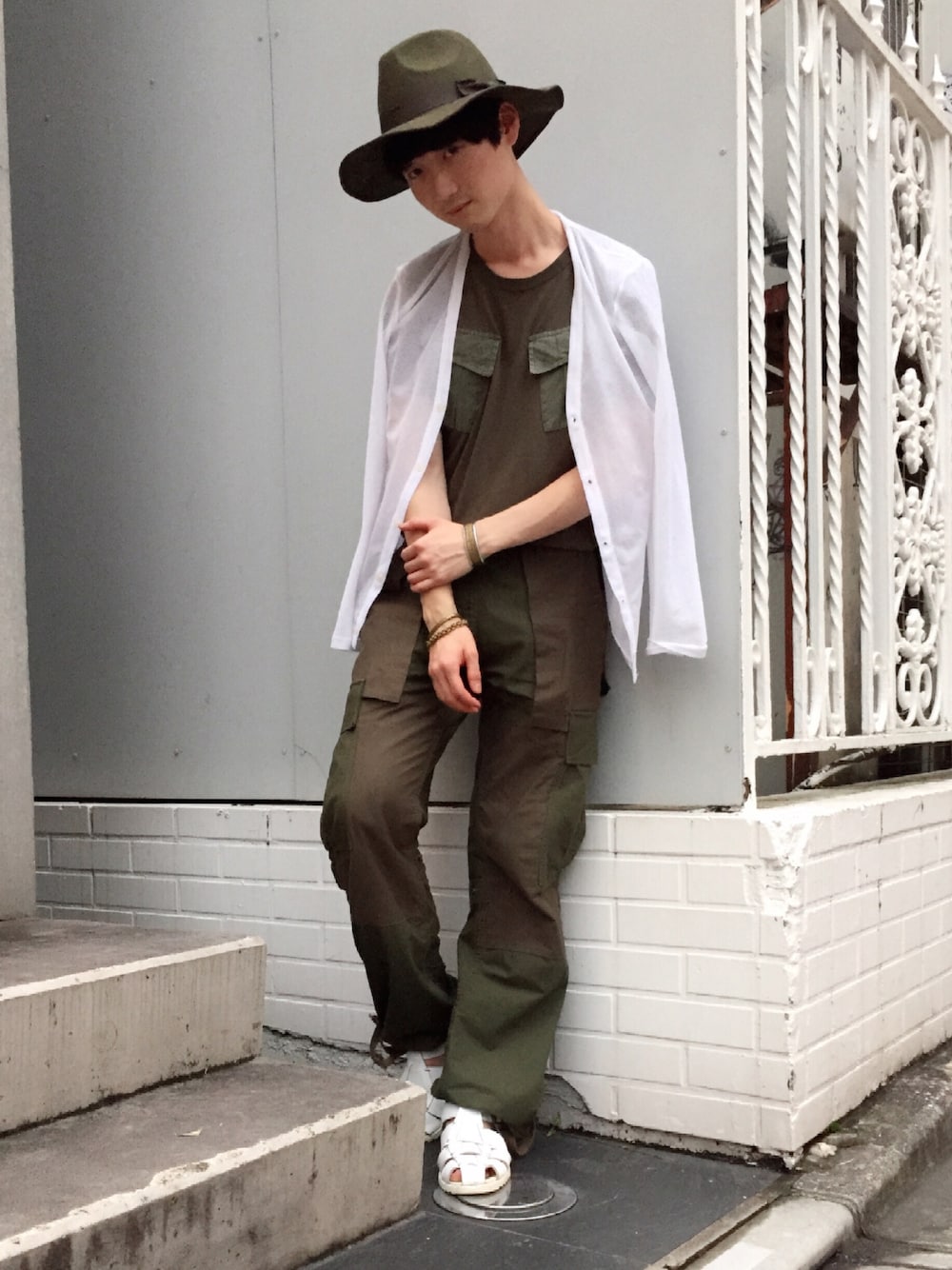 「カーゴパンツ、ミリタリー、オリーブ、カーキ、ツバ広ハット、サンダル」｜「atoのアイテム（Tシャツ/カットソー、グリーン系）」を使った、中村雄樹さん（メンズ・173cm）の夏コーディネートの1枚目の写真