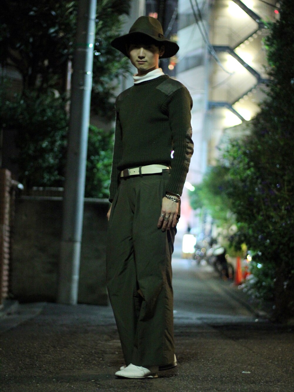 「ミリタリー、カーキ、グリーン、ワントーン、エムズブラック、PRADA、vintage、秋のコーデ」｜「m's braqueのアイテム（その他パンツ、グリーン系）」を使った、中村雄樹さん（メンズ・173cm）の秋コーディネートの1枚目の写真