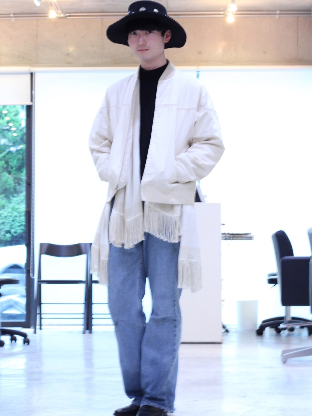 「ボヘミアン、フォークロア、秋コーデ、フリンジ」｜「VINTAGEのアイテム（ミリタリージャケット、ホワイト系）」を使った、中村雄樹さん（メンズ・173cm）の秋コーディネートの1枚目の写真