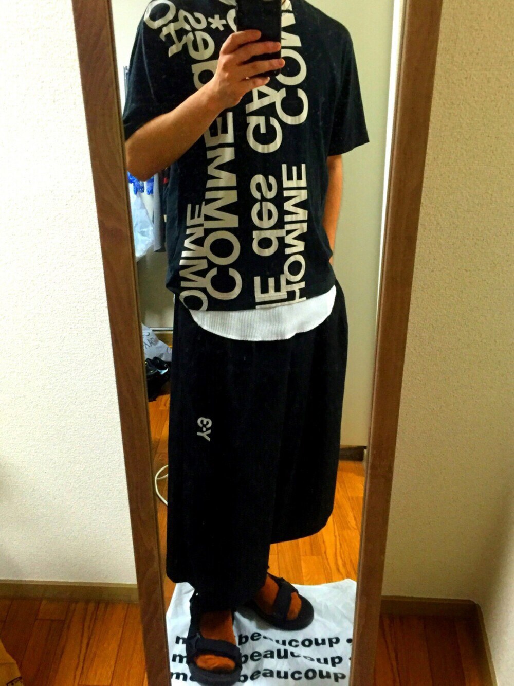 ブラック系のTシャツ/カットソー、ホワイト系のタンクトップ、ブラック系のその他パンツを着用したメンズの夏コーディネートの1枚目の写真