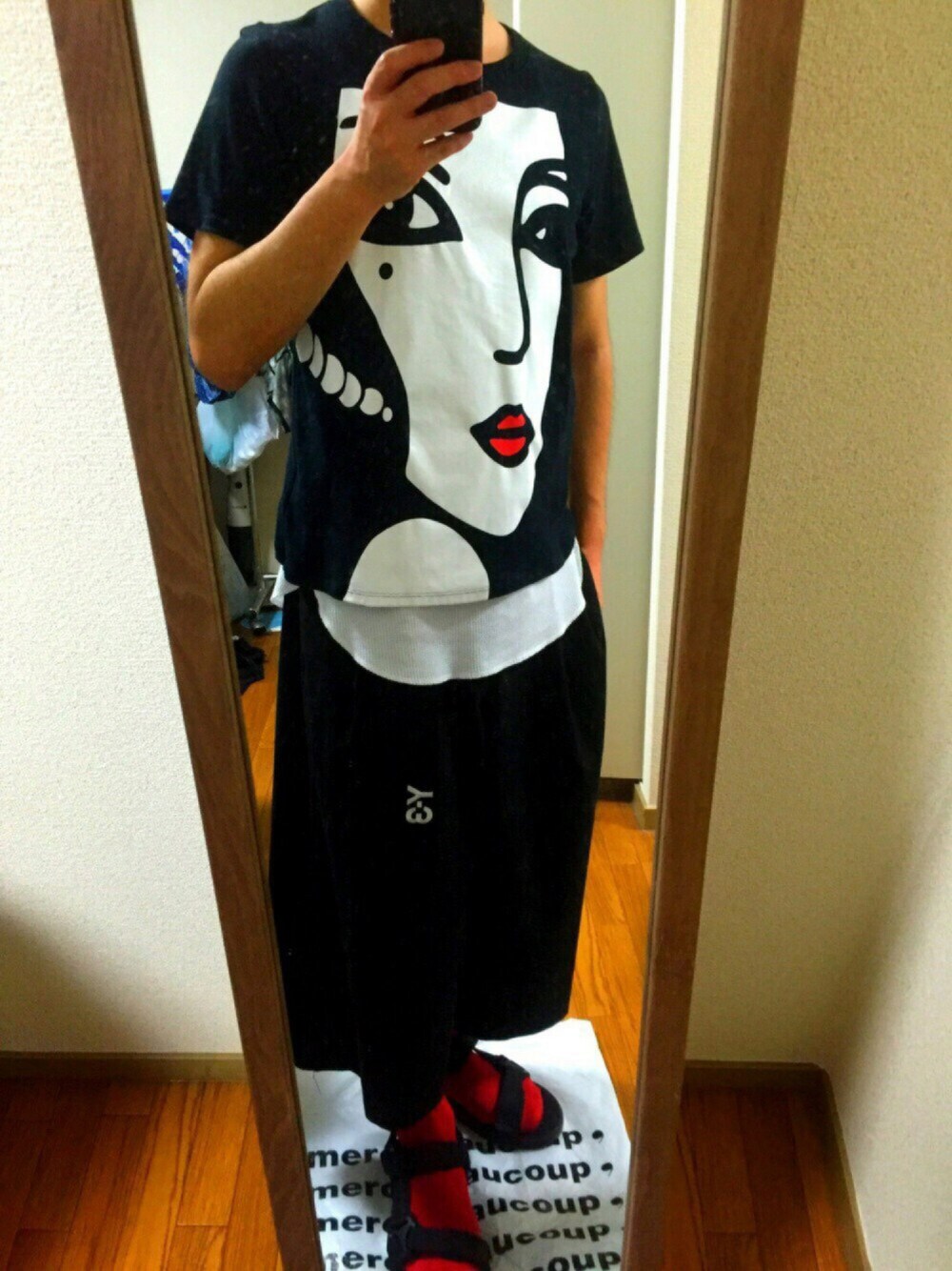 ブラック系のTシャツ/カットソー、ホワイト系のタンクトップ、ブラック系のサンダルを着用したメンズの夏コーディネートの1枚目の写真