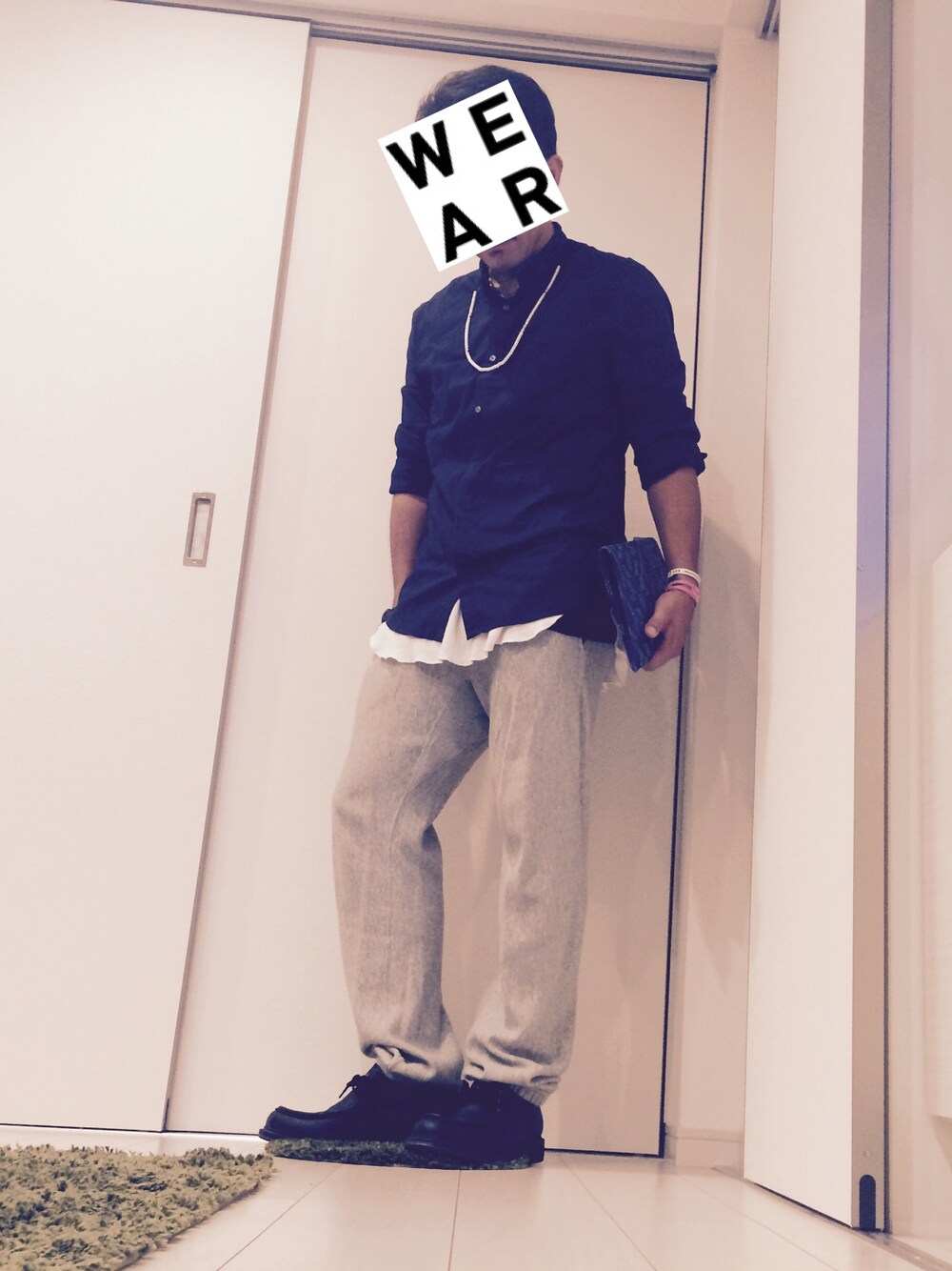 ブルー系のシャツ/ブラウス、ホワイト系のタンクトップ、ブラック系のタンクトップを着用したメンズの秋コーディネートの1枚目の写真