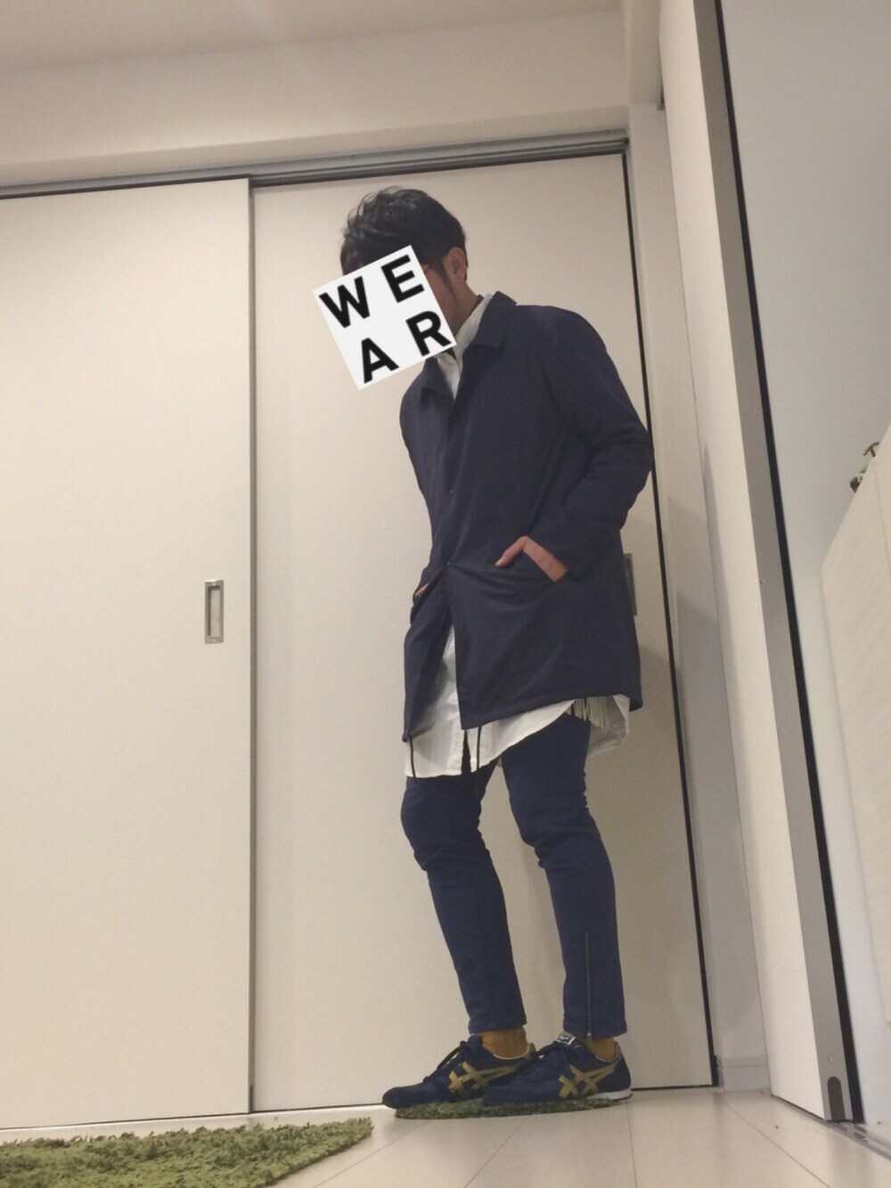 ブルー系のその他アウター、ホワイト系のシャツワンピース、ブルー系のその他パンツを着用したメンズの春コーディネートの1枚目の写真