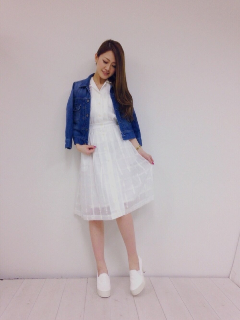 ブルー系のデニムジャケットを着用したレディースの春コーディネートの1枚目の写真