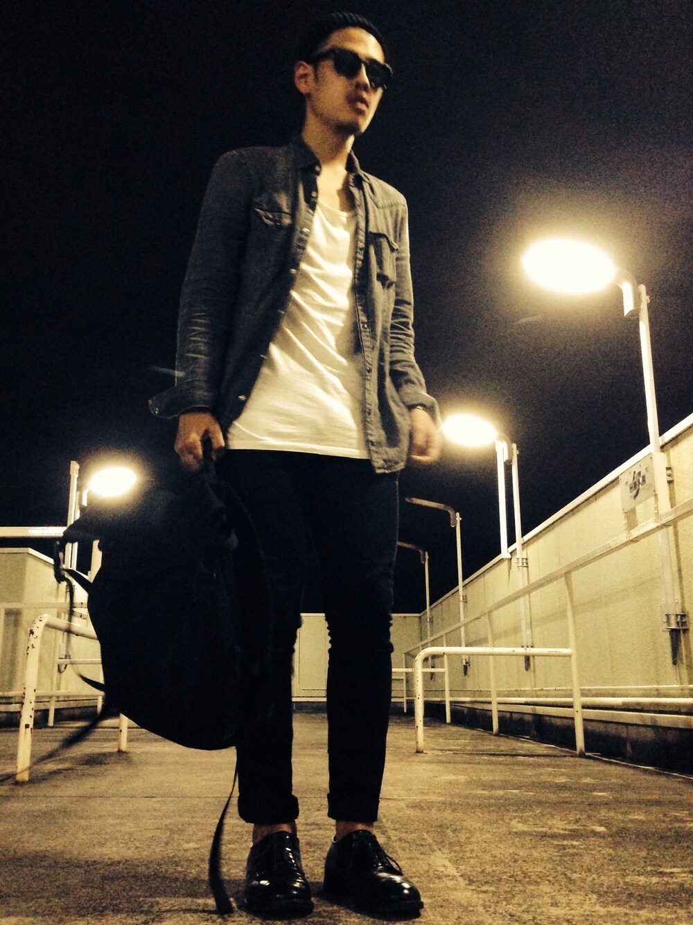 ブラック系のチノパンツ、グレー系のシャツ/ブラウス、ブラック系のバックパック/リュックを着用したメンズの秋コーディネートの1枚目の写真