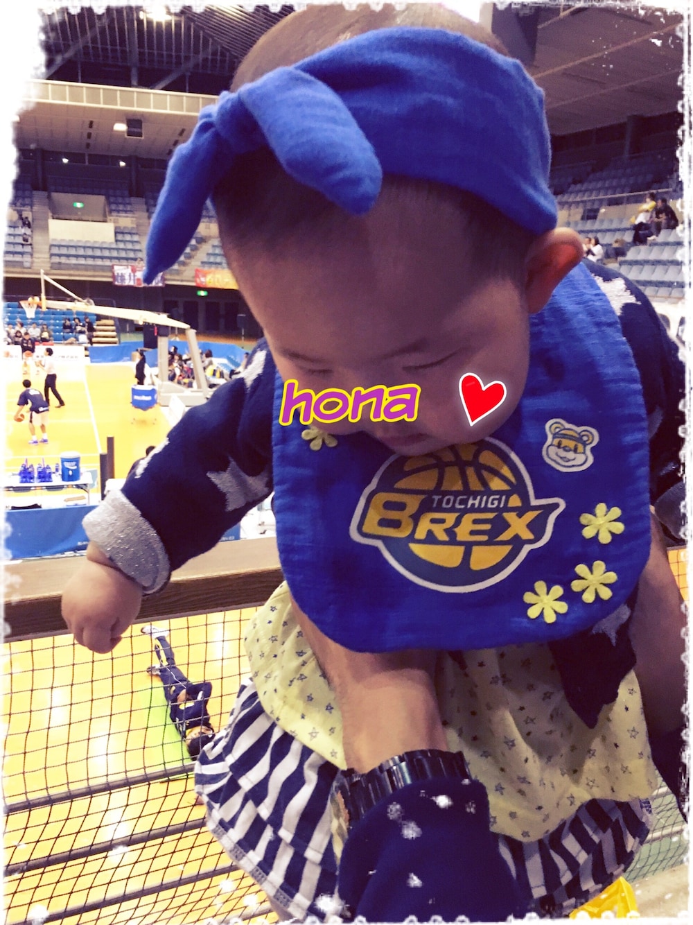 ブルー系のスタイ/よだれかけ、イエロー系のママ&ベビー、ホワイト系の本を着用したキッズの秋コーディネートの1枚目の写真