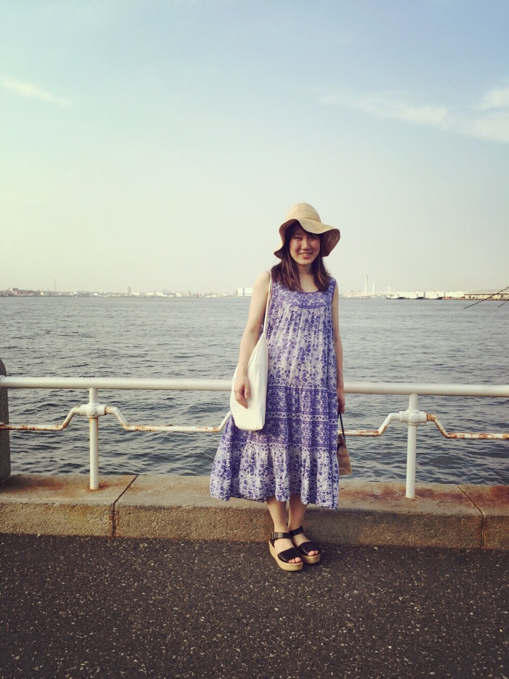 「ワンピース、gaimo、夏、青、海」｜「usedのアイテム（ワンピース、ブルー系）」を使った、結子さん（レディース・157cm）の夏コーディネートの1枚目の写真