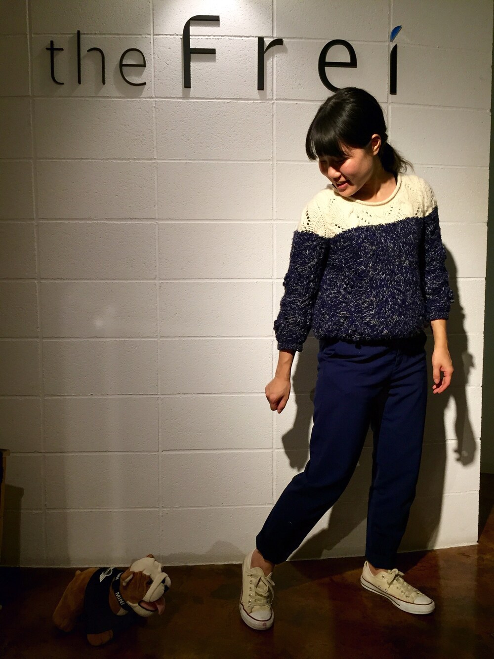 「ネイビー、ニット、ツートーン、ホワイト、パンツスタイル、犬」｜「JOURNAL STANDARDのアイテム（チノパンツ、ブルー系）」を使った、結子さん（レディース・158cm）の秋コーディネートの1枚目の写真