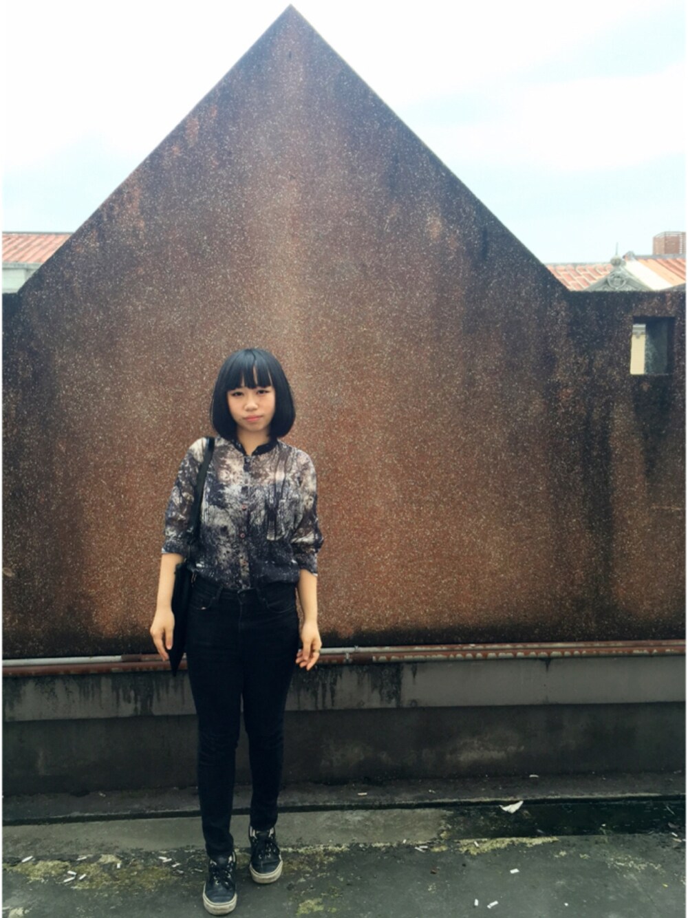 「ted baker、shirts、jeans、black」｜「Ted Bakerのアイテム（シャツ/ブラウス、ブラック系）」を使った、Vanessa Emma Lunさん（レディース・151cm）の秋コーディネートの1枚目の写真