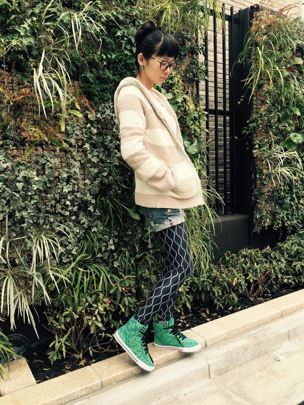 グリーン系のスニーカー、ブラウン系のパーカー、ブラック系のレギンス/スパッツを着用したレディースの春コーディネートの1枚目の写真