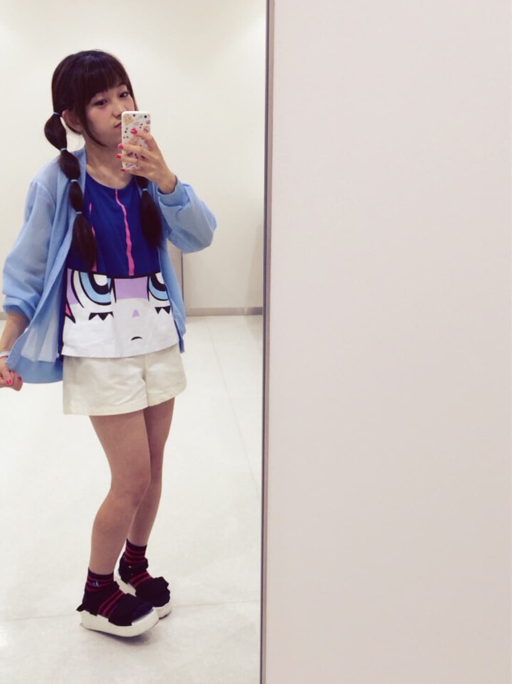 その他のカーディガン/ボレロ、ブルー系のTシャツ/カットソーを着用したレディースの夏コーディネートの1枚目の写真