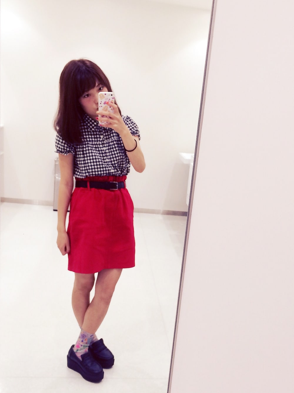 レッド系のスカート、その他のシャツ/ブラウス、その他のソックス/靴下を着用したレディースの秋コーディネートの1枚目の写真