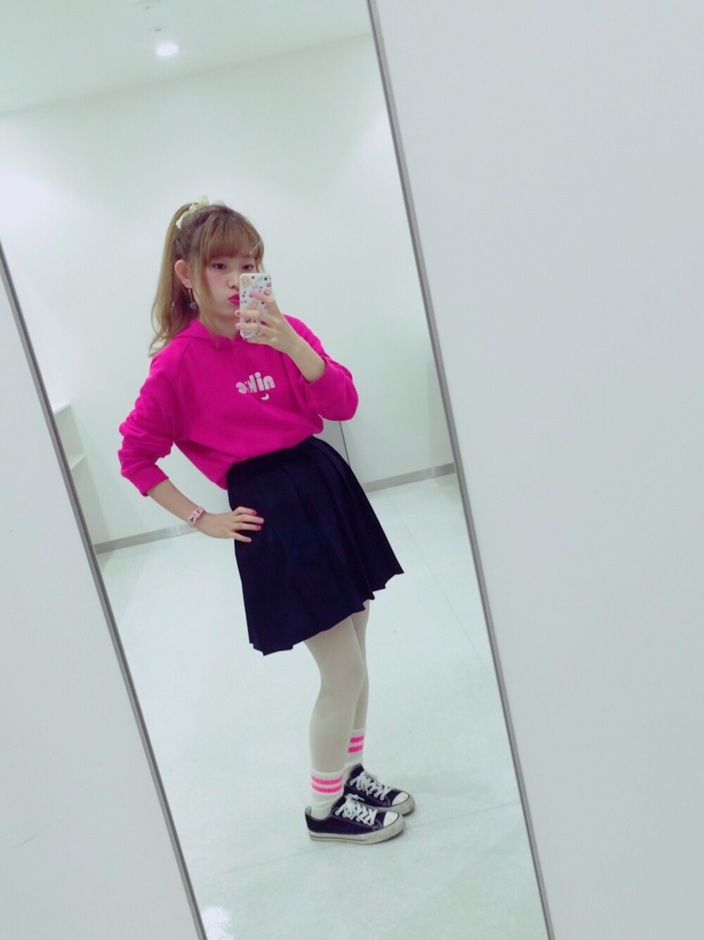 「ピンク、ナイキ、パーカー、プリーツスカート、ラインソックス、スニーカー、黒×ピンク、スポーティー」｜「NIKEのアイテム（パーカー、ピンク系）」を使った、みほ  さん（レディース・148cm）の冬コーディネートの1枚目の写真