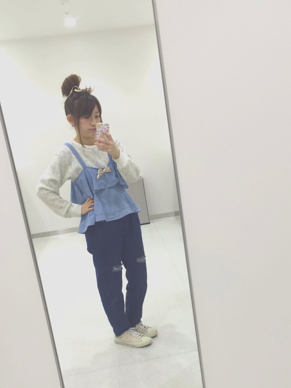 その他のTシャツ/カットソー、ピンク系のスニーカー、ピンク系のブローチ/コサージュを着用したレディースの春コーディネートの1枚目の写真