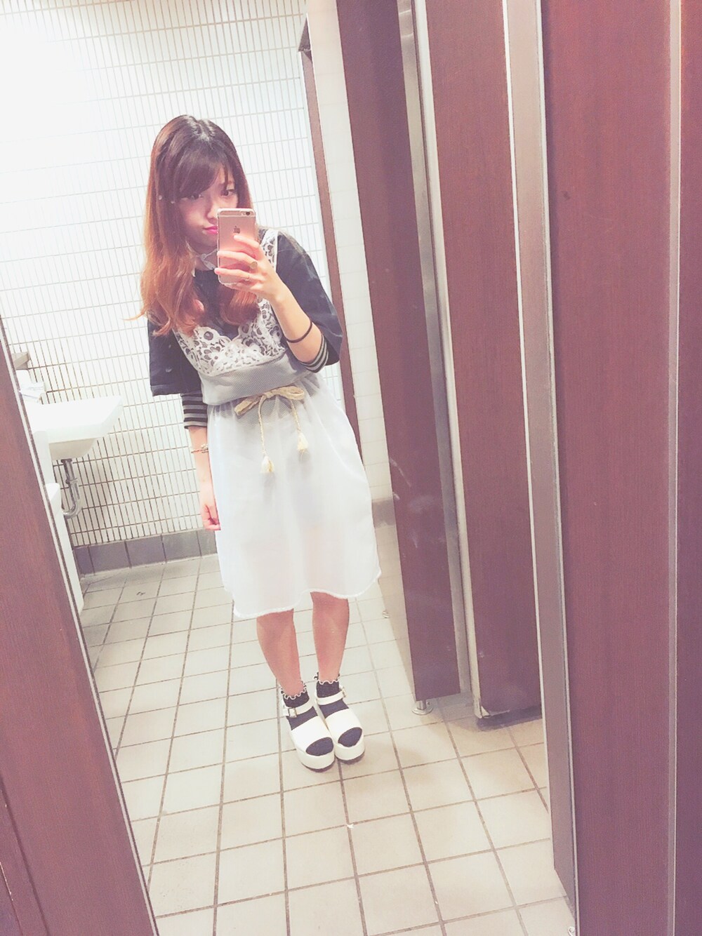 ホワイト系のワンピース、ブラック系のTシャツ/カットソー、その他のベルトを着用したレディースの春コーディネートの1枚目の写真