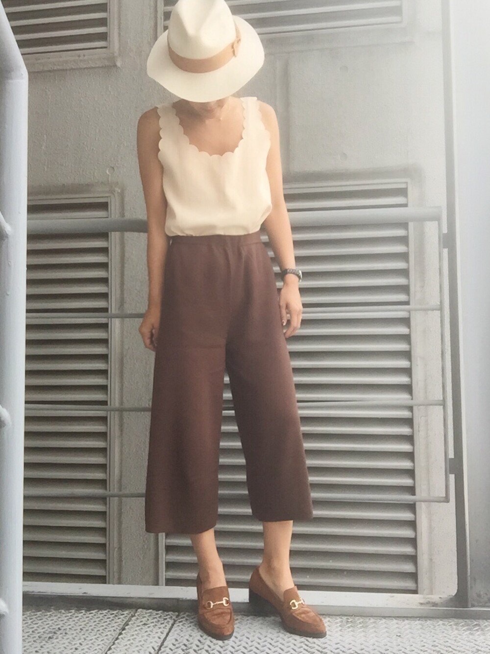 ブラウン系のローファーを着用したレディースの夏コーディネートの1枚目の写真