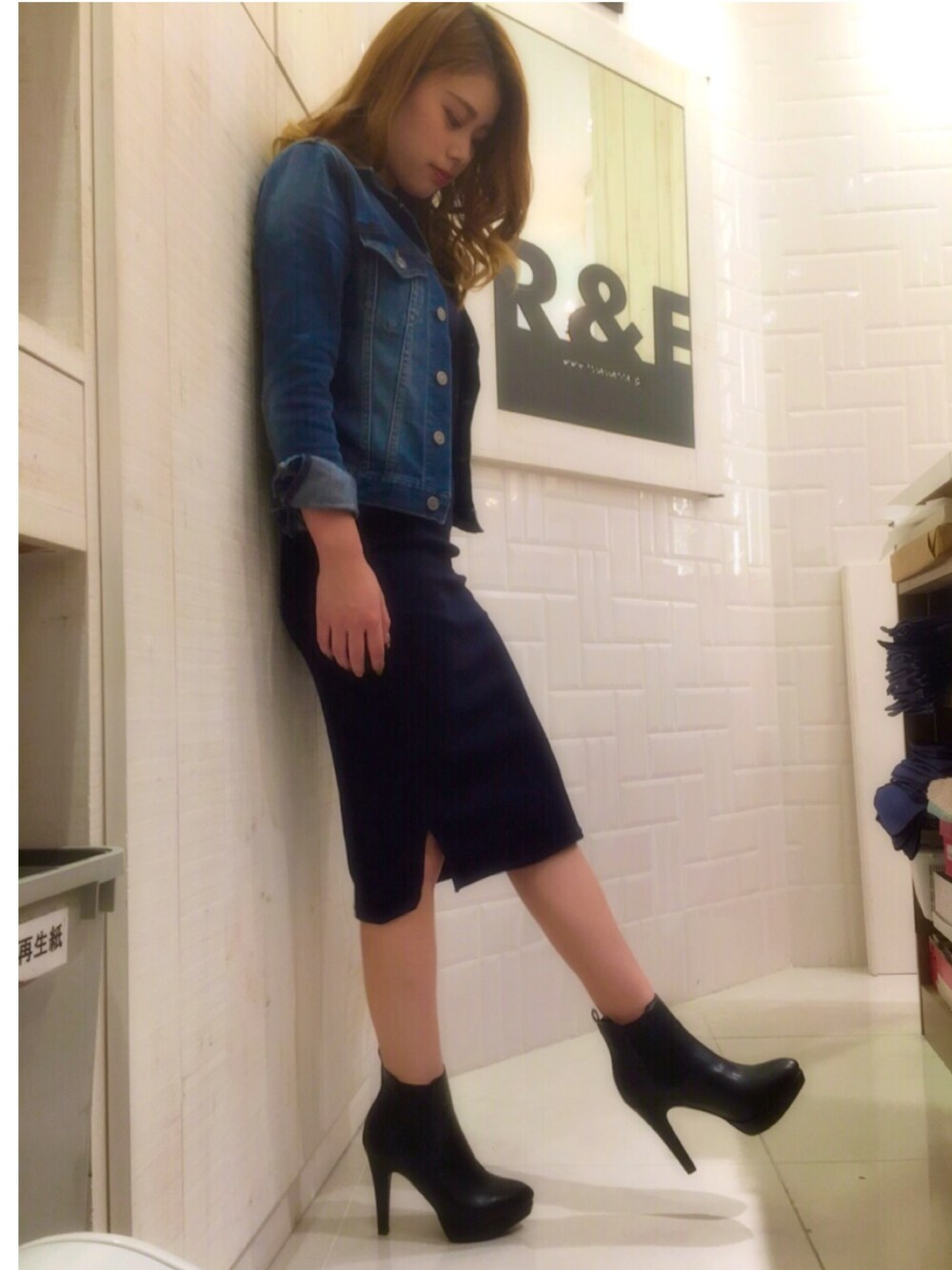 ブラック系のブーツを着用したレディースの秋コーディネートの1枚目の写真