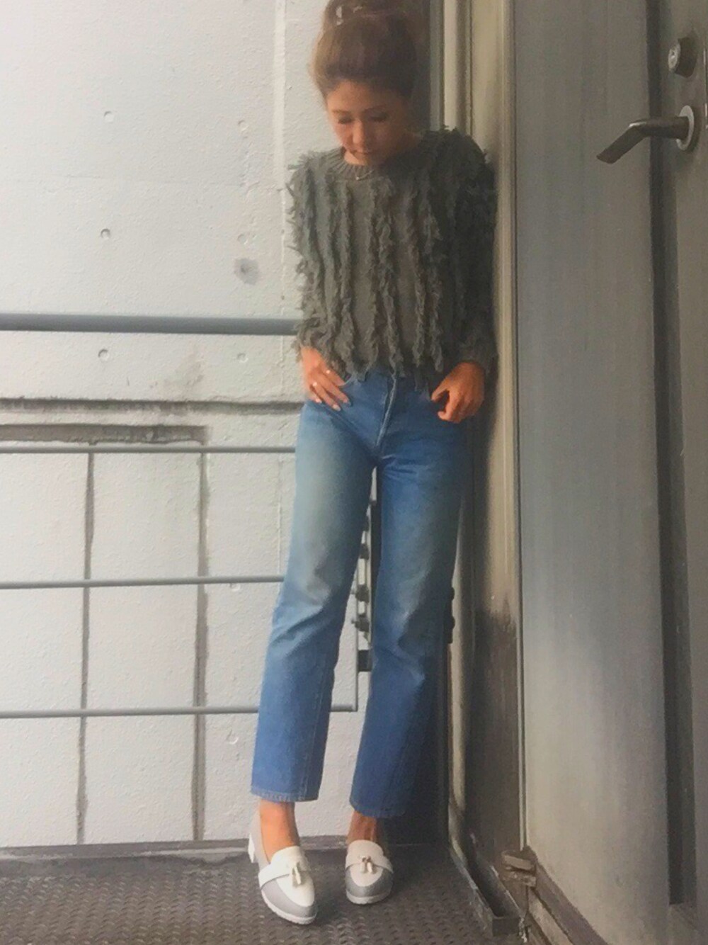 グレー系のローファーを着用したレディースの冬コーディネートの1枚目の写真