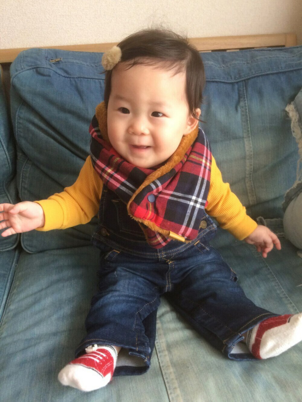 「カジュアル、ベビーコーデ、赤ちゃんコーデ、10ヶ月、おんなのこ、チェックストール、ERIKA made、オーバーオール、babygap、からし色」｜「ERIKA madeのアイテム（マフラー、その他）」を使った、☺︎May☺︎さん（キッズ・70cm）の秋コーディネートの1枚目の写真