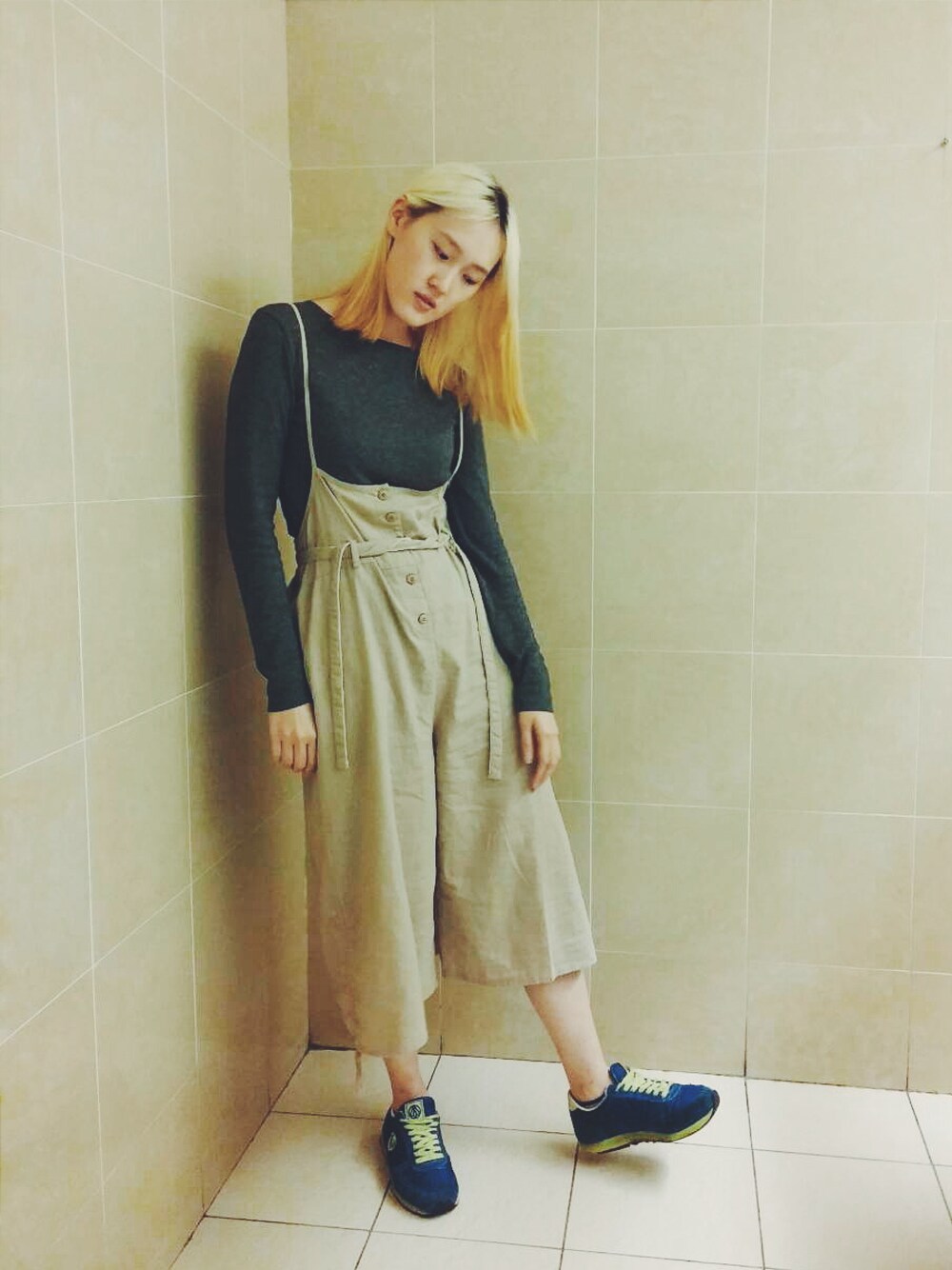 「古着、寬褲、連身褲、jumpsuit、overall、beige、sneakers、blue」｜「plantのアイテム（スニーカー、ブルー系）」を使った、sojoyoさん（レディース・170cm）の冬コーディネートの1枚目の写真