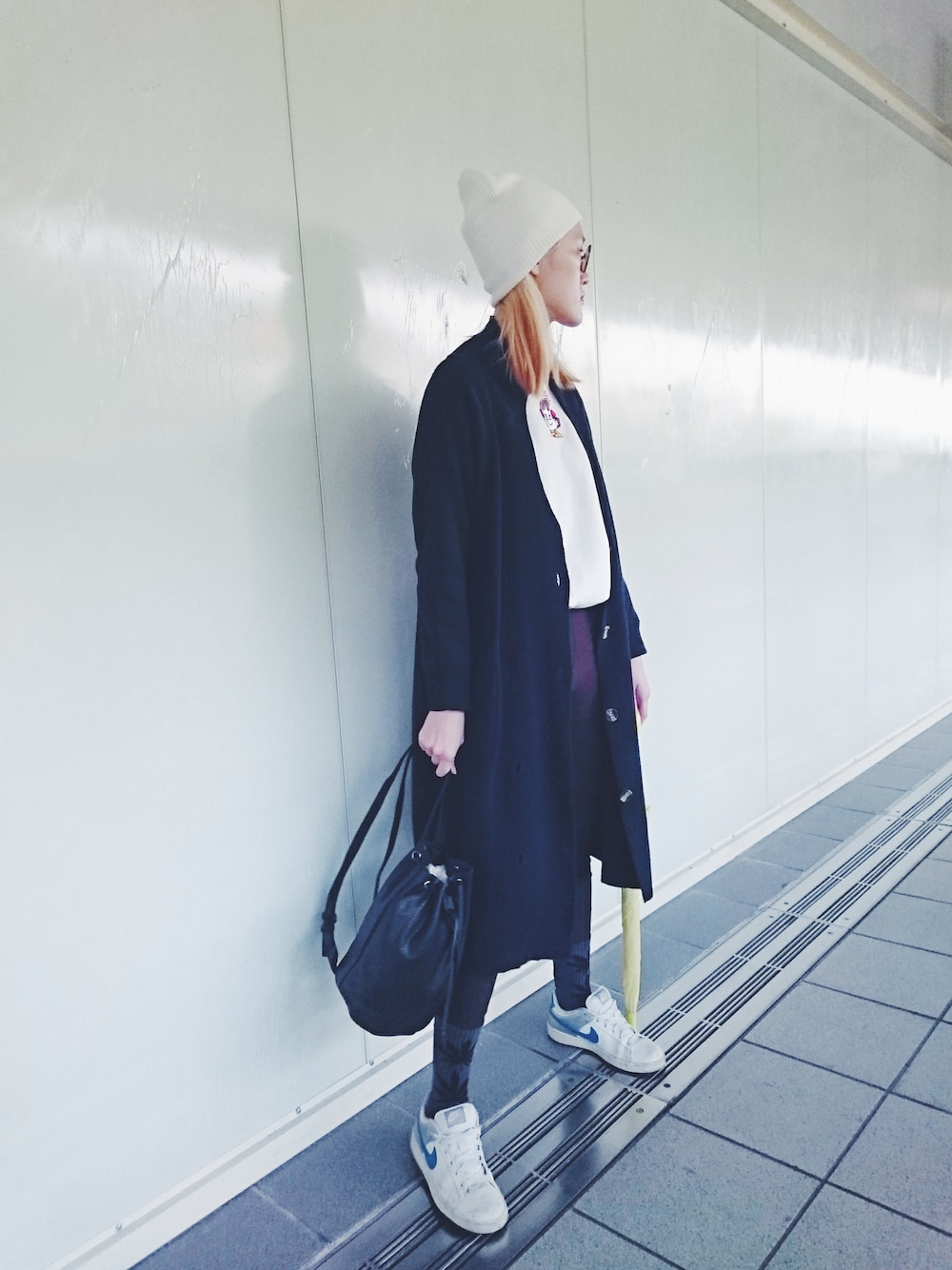 「outfit、white、beanie、blue、longcoat、socks、NIKE、sneakers、rubi、backpack」｜「MEIER.Qのアイテム（ピーコート、ブルー系）」を使った、sojoyoさん（レディース・170cm）の春コーディネートの1枚目の写真
