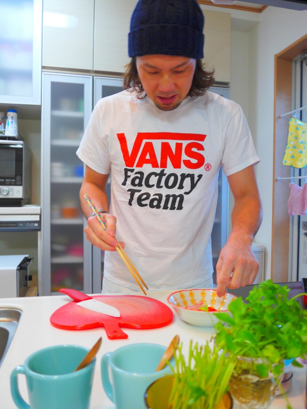 「古着MIX、トリコロール、VANS、白パン、シルバーアクセサリー、スニーカー、WEARパパ部、WEAR北関東、お弁当・お弁当、うれしいな～♪、ニットキャップ」｜「トータルコーデ☆のアイテム（Tシャツ/カットソー、その他）」を使った、tomolex さん（メンズ・172cm）の冬コーディネートの1枚目の写真