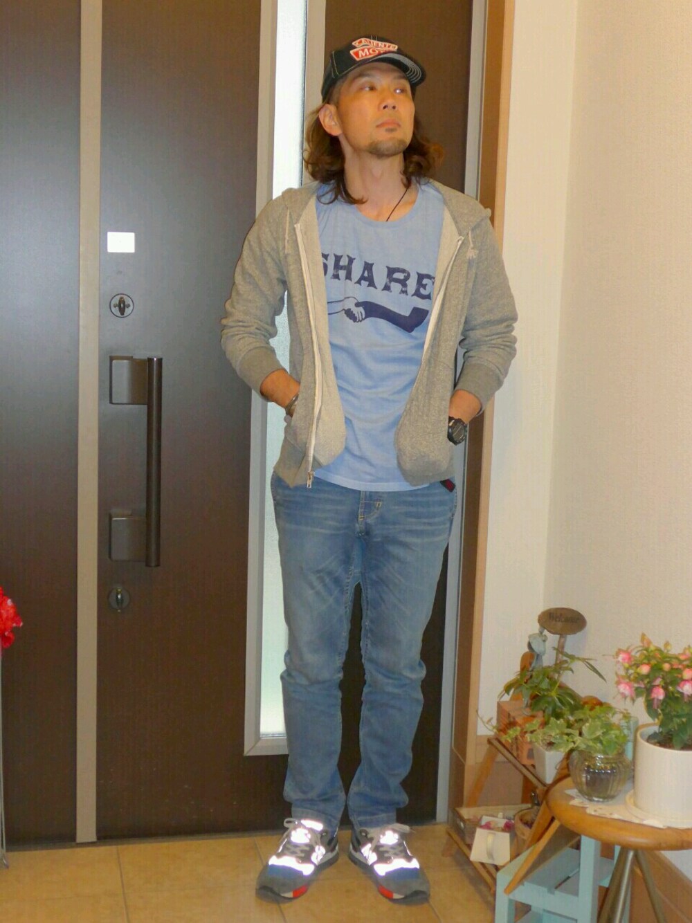 グレー系のパーカー、ブルー系のTシャツ/カットソー、ブルー系のその他パンツを着用したメンズの春コーディネートの1枚目の写真