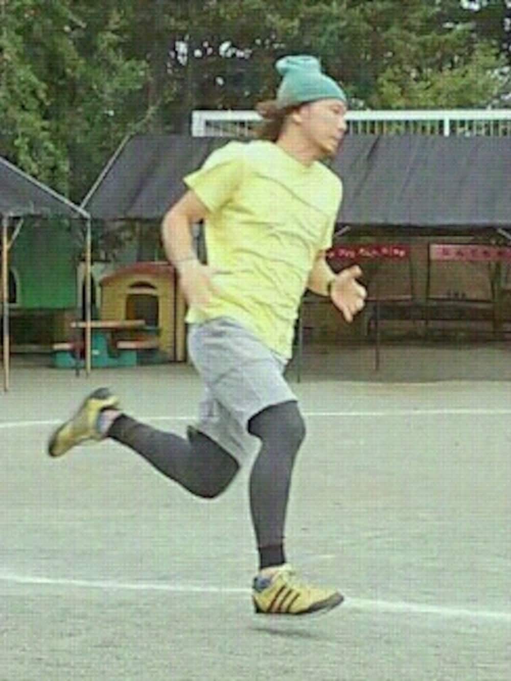 ゴールド系のシューズ、イエロー系のTシャツ/カットソー、グレー系のその他パンツを着用したメンズの秋コーディネートの1枚目の写真