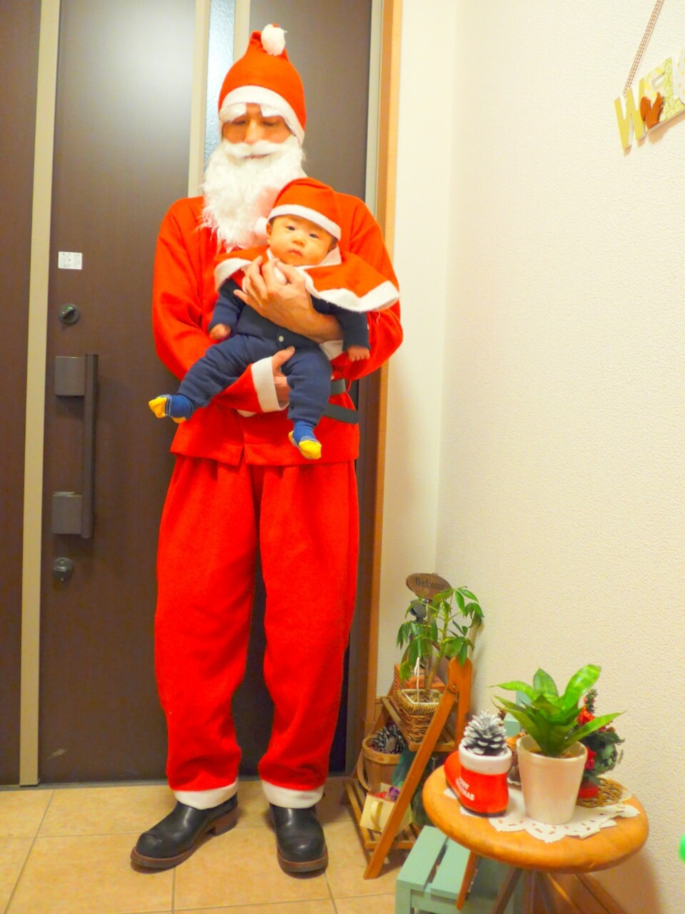 「サンタ、赤い衣装、おそろい、ブーツ、MERRYCHRISTMAS、PARTY、アメカジ、WEARパパ部」｜「BEAMSのアイテム（ベルト、ブラック系）」を使った、tomolex さん（メンズ・172cm）の冬コーディネートの1枚目の写真