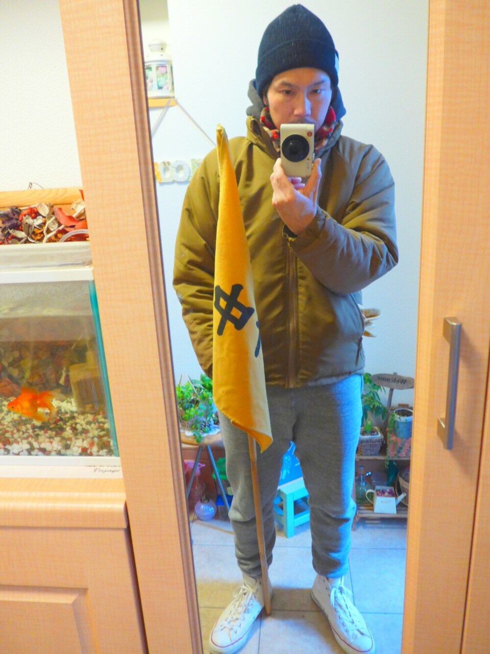 「ニツトキャプ、パーカー、ハッピースーツ、アメカジ、スウェットパンツ、シンプルコーデ、vintage style、USA converse、WEARパパ部、ネックウォーマー」｜「MADE IN USAのアイテム（ニットキャップ/ビーニー、ブラック系）」を使った、tomolex さん（メンズ・172cm）の冬コーディネートの1枚目の写真