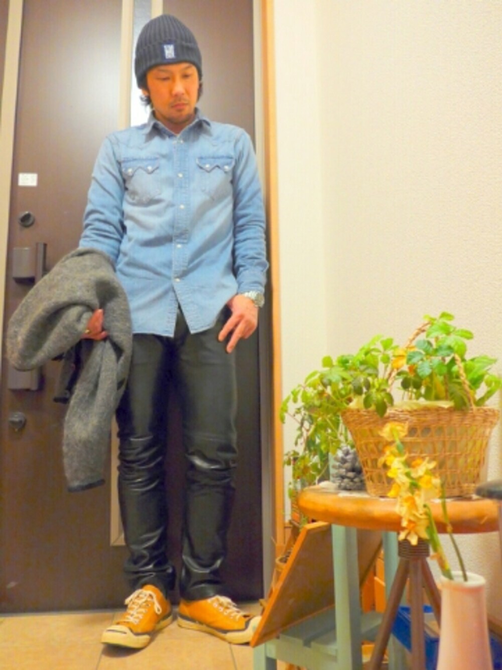 「ニットキャップ、デニムシャツ、モヘアニット、革パンツ、アメカジ、vintage style、春コーデ、大人コーデ、WEARパパ部、僕の名前を知りませんか？」｜「STANDARD CALIFORNIAのアイテム（ニットキャップ/ビーニー、ブラック系）」を使った、tomolex さん（メンズ・172cm）の春コーディネートの1枚目の写真