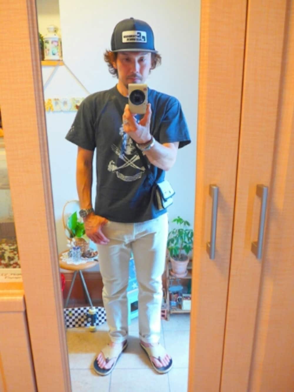 「メッシュキャップ、ドクロ、白パンツ、サンダル、アメカジ、夏、オトナカジュアル、ヒゲ、WEARパパ部、Favorite」｜「ANOTHER HEAVENのアイテム（Tシャツ/カットソー、ブラック系）」を使った、tomolex さん（メンズ・172cm）の夏コーディネートの1枚目の写真