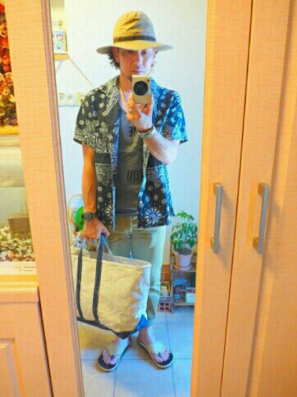 「ハット、ペイズリー、タンクトップ、チノパン、オトナカジュアル、サンダル、アメカジ、トートバッグ、vintage style、WEARパパ部」｜「GYPSY&SONSのアイテム（ハット、ベージュ系）」を使った、tomolex さん（メンズ・172cm）の夏コーディネートの1枚目の写真