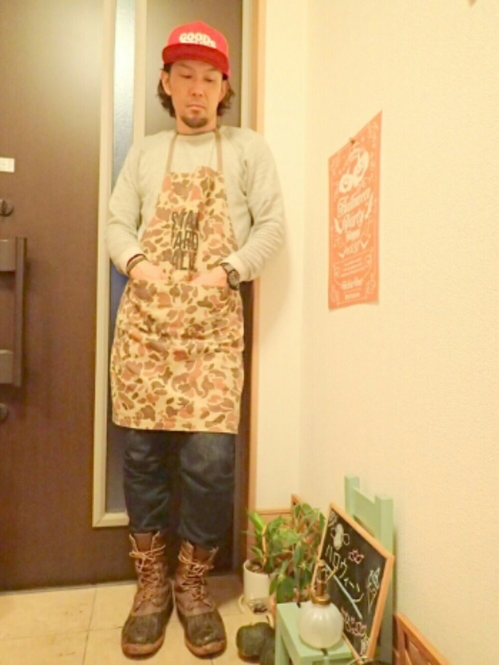 「キャップ、エプロン、スウェット、秋のコーデ、シンプルコーデ、デニム、アメカジ、ビーンブーツ、WEARパパ部、きれいめカジュアル」｜「style&respect のアイテム（スウェット、グレー系）」を使った、tomolex さん（メンズ・172cm）の秋コーディネートの1枚目の写真