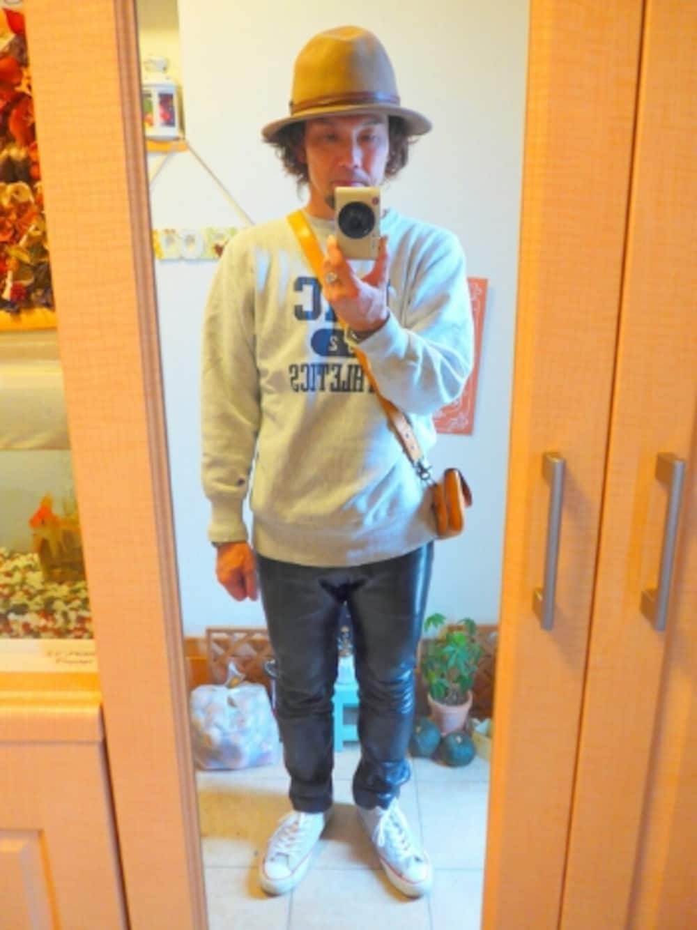「秋のコーデ、ハット、スウェット、vintage、古着、レザーパンツ、Champion、converse、アメカジ、WEARパパ部」｜「GYPSY&SONSのアイテム（ハット、ベージュ系）」を使った、tomolex さん（メンズ・172cm）の秋コーディネートの1枚目の写真