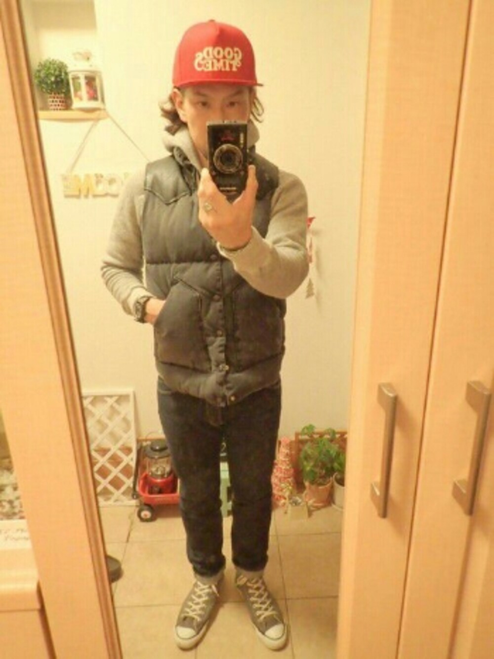 「休日スタイル、アメカジ、キャップ、パーカー、ダウンベスト、デニム、converse、vintage、WEARパパ部、秋のコーデ」｜「STANDARD CALIFORNIAのアイテム（パーカー、シルバー系）」を使った、tomolex さん（メンズ・172cm）の秋コーディネートの1枚目の写真