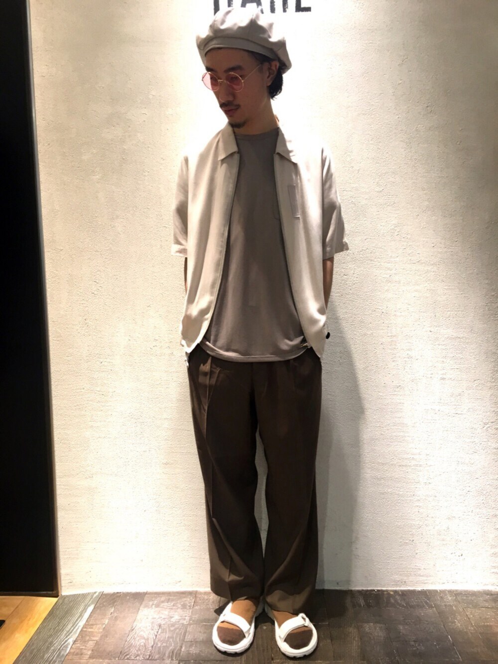 「夏、オトナカジュアル、HARE、ブラウン、ベレー帽、サンダル、めがね、シャツスタイル、ワイドパンツ、ポケットＴシャツ」｜「HAREのTRベレー(HARE)（ハンチング/ベレー帽、グレー系）」を使った、青木/HAREHEPFIVEさん（メンズ・174cm）の春コーディネートの1枚目の写真