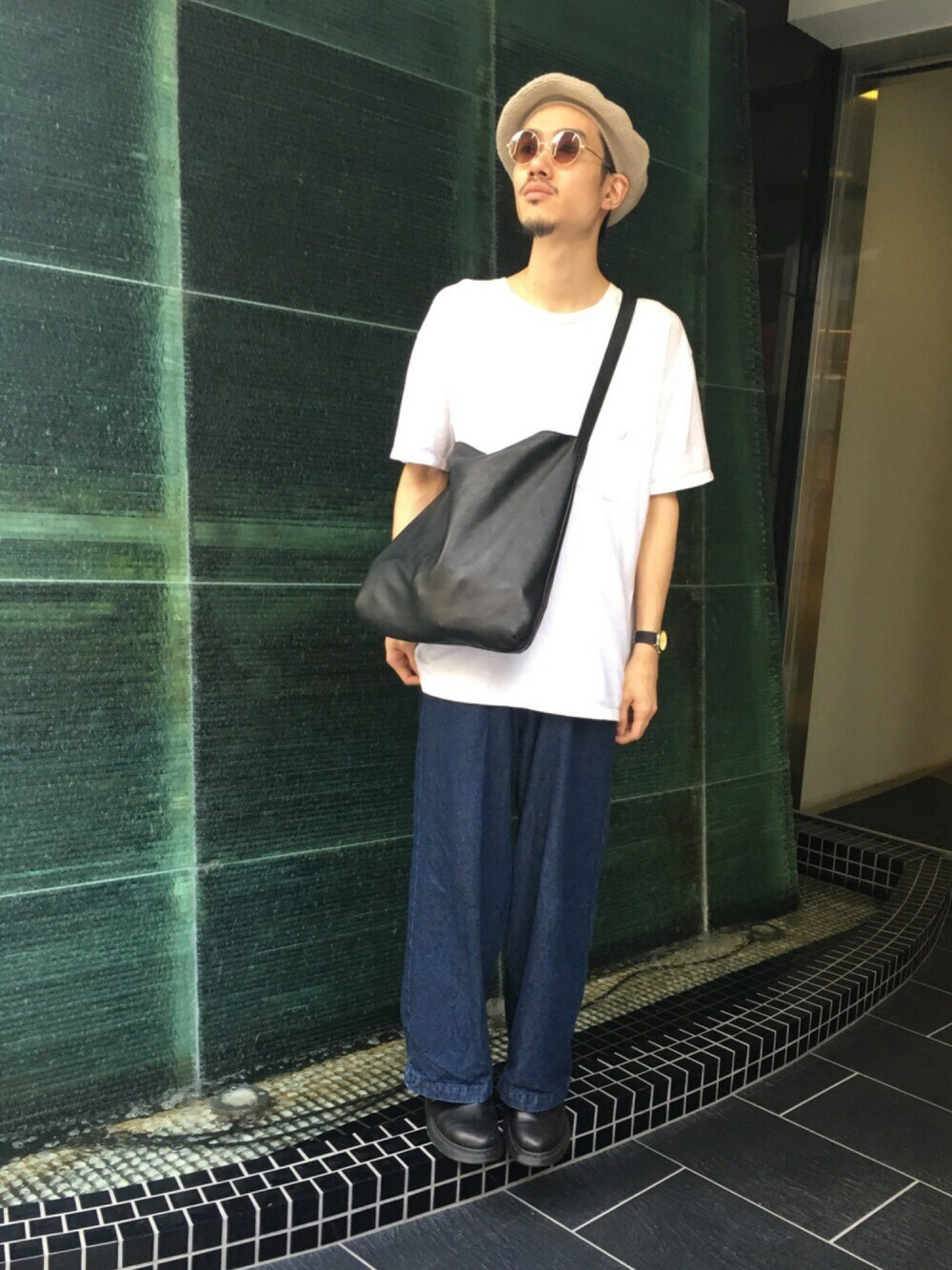 「夏コーデ、シンプルスタイル、デニム、古着、休日スタイル、HARE、ベレー帽、丸メガネ、ポケットＴシャツ、ワイドパンツ」｜「HAREのメンアサテアミベレー(HARE)（ハンチング/ベレー帽、ベージュ系）」を使った、青木/HAREHEPFIVEさん（メンズ・174cm）の夏コーディネートの1枚目の写真