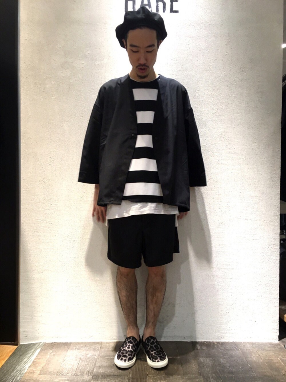 「夏、シンプル、ビッグシルエット、HARE、ベレー帽、ボーダー、レオパード、モノトーン、ショートパンツ、スニーカー」｜「HAREのTRベレー(HARE)（ハンチング/ベレー帽、ブラック系）」を使った、青木/HAREHEPFIVEさん（メンズ・174cm）の夏コーディネートの1枚目の写真