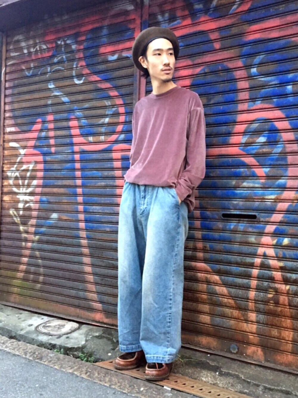 「秋冬、シンプルコーデ、ゆるコーデ、ジーンズ、HARE、シンプル、ベレー帽、ピンク、ストリート、革靴」｜「HAREのARMYベレー帽(HARE)（ハンチング/ベレー帽、グリーン系）」を使った、青木/HAREHEPFIVEさん（メンズ・174cm）の秋コーディネートの1枚目の写真