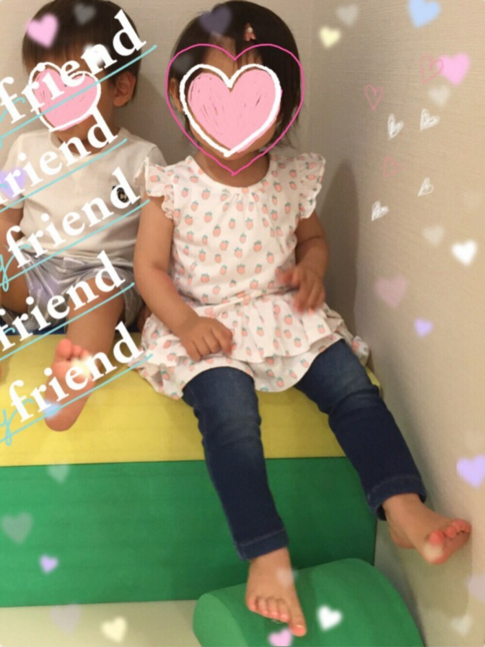 「ドラフトGAP、1才10ヶ月、ベビーコーデ、イチゴ柄、キッズルーム」｜「babyGAPのアイテム（ワンピース、ホワイト系）」を使った、もかぷんさん（キッズ・80cm）の夏コーディネートの1枚目の写真