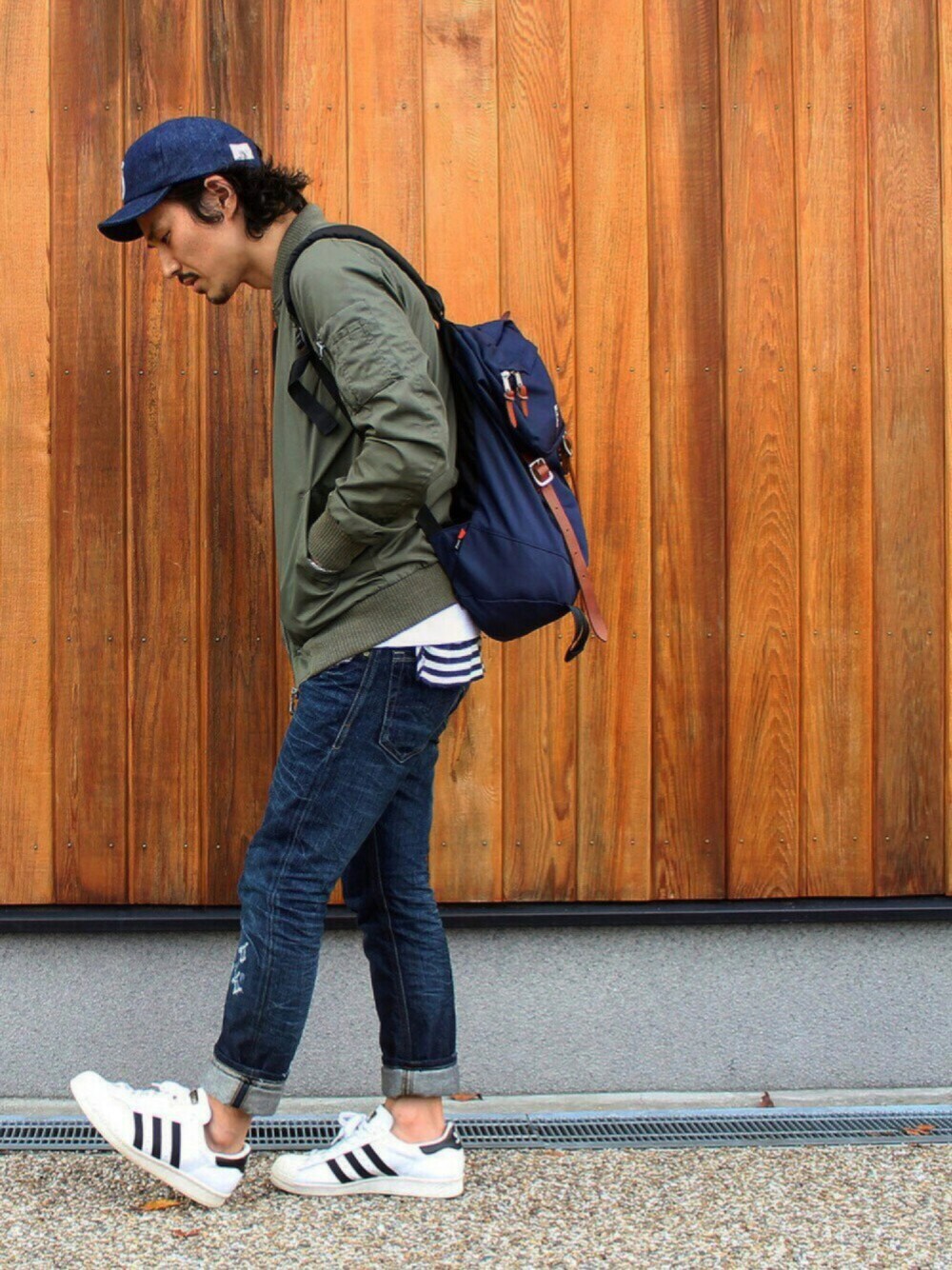 「秋のコーデ、オトナカジュアル、denim、ロールアップ、アメカジ、MA-1、リュック、キャップ、スニーカー、デニム」｜「DIESELのアイテム（デニムパンツ、ブルー系）」を使った、Decoさん（メンズ・170cm）の秋コーディネートの1枚目の写真